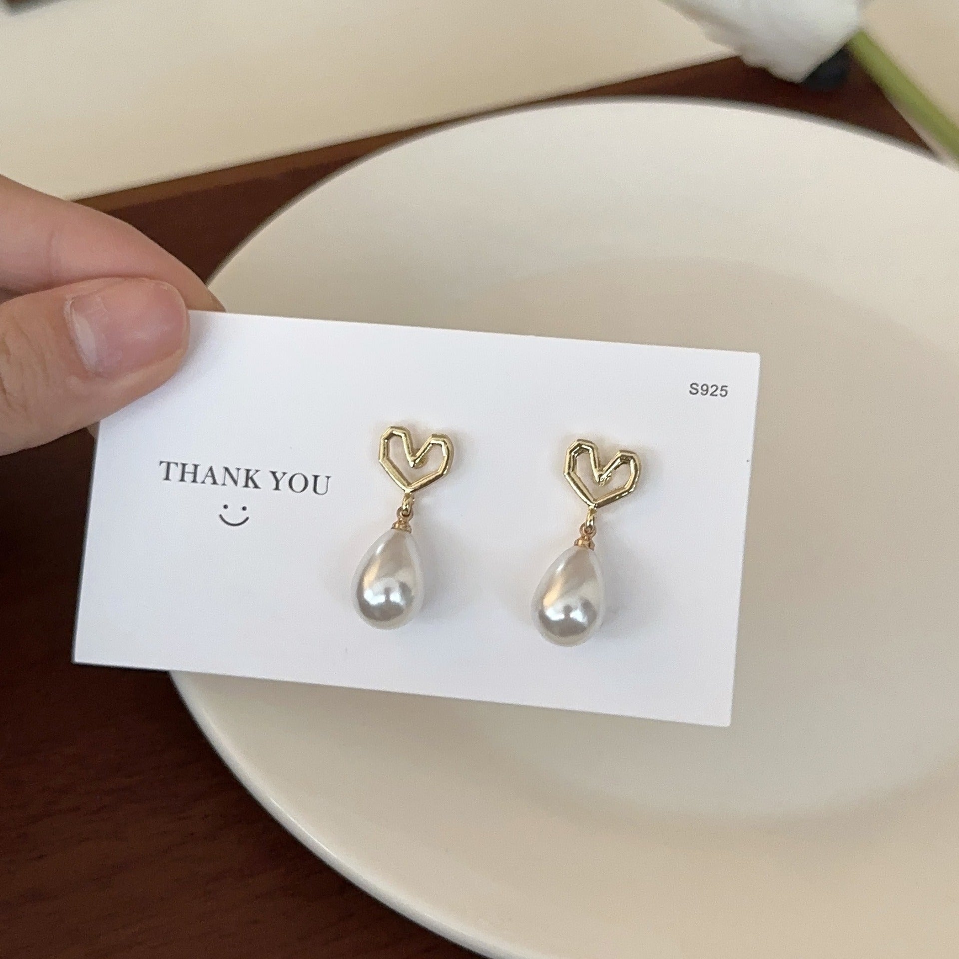 Silver Needle Love Earrings Heart shaped Small and Luxury Earrings