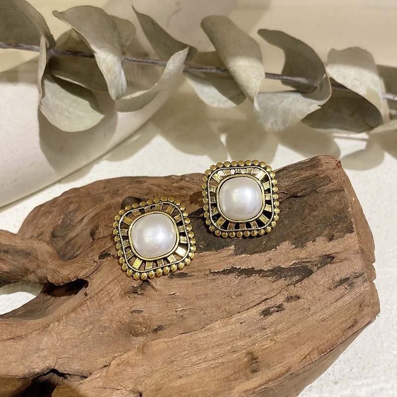 Slender earrings with a minimalist and high-end feel, and vintage earrings with a refined and sophisticated temperament