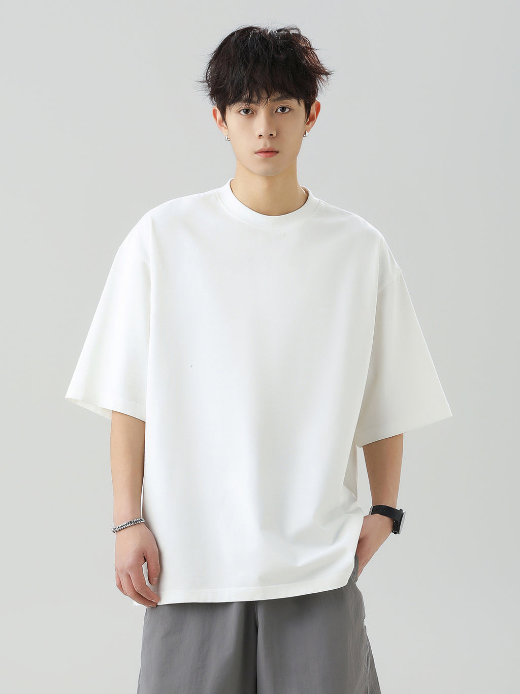 Solid-color basic round-neck T-shirt for couples, worn as an undershirt