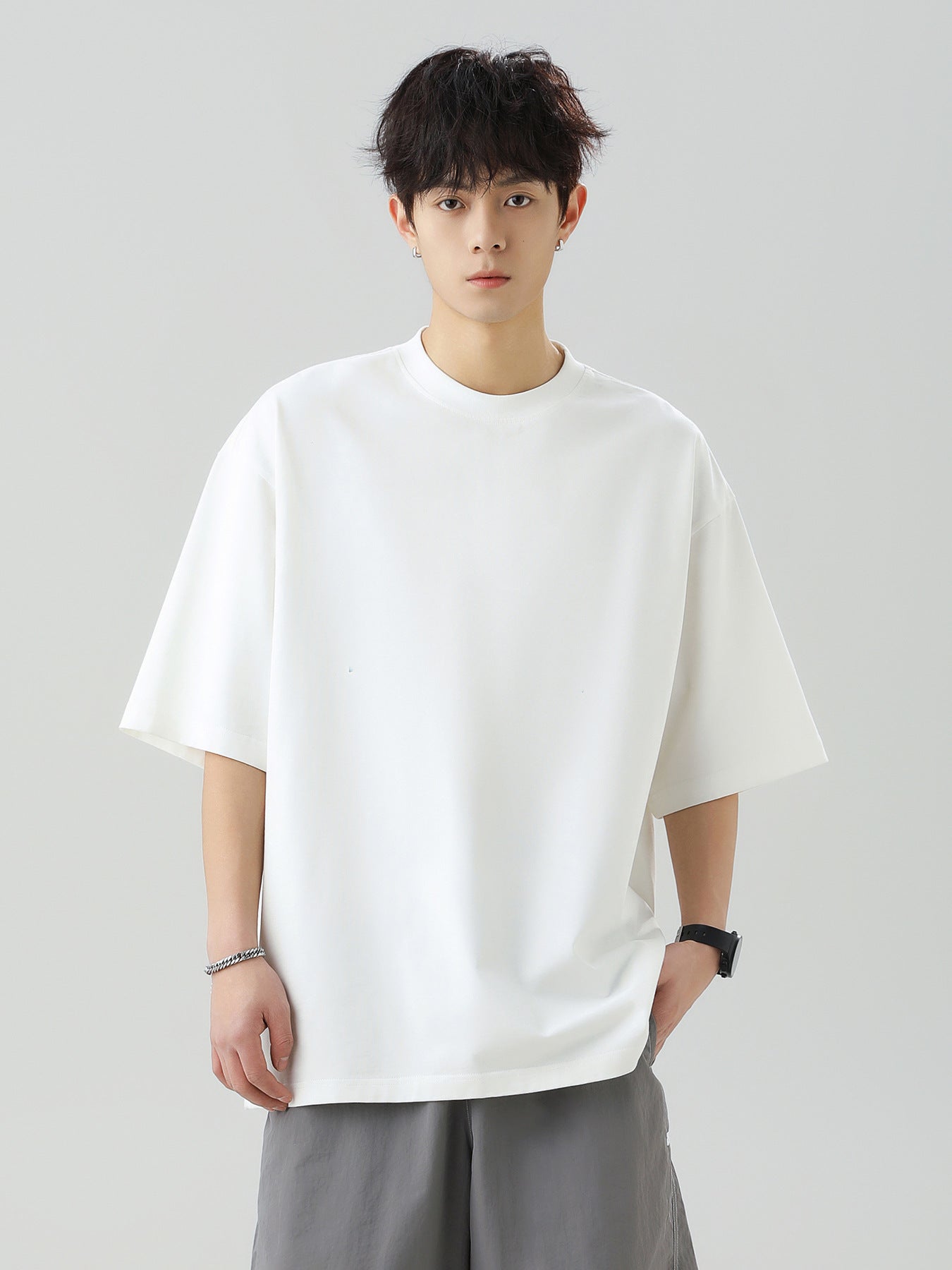 Solid-color basic round-neck T-shirt for couples, worn as an undershirt
