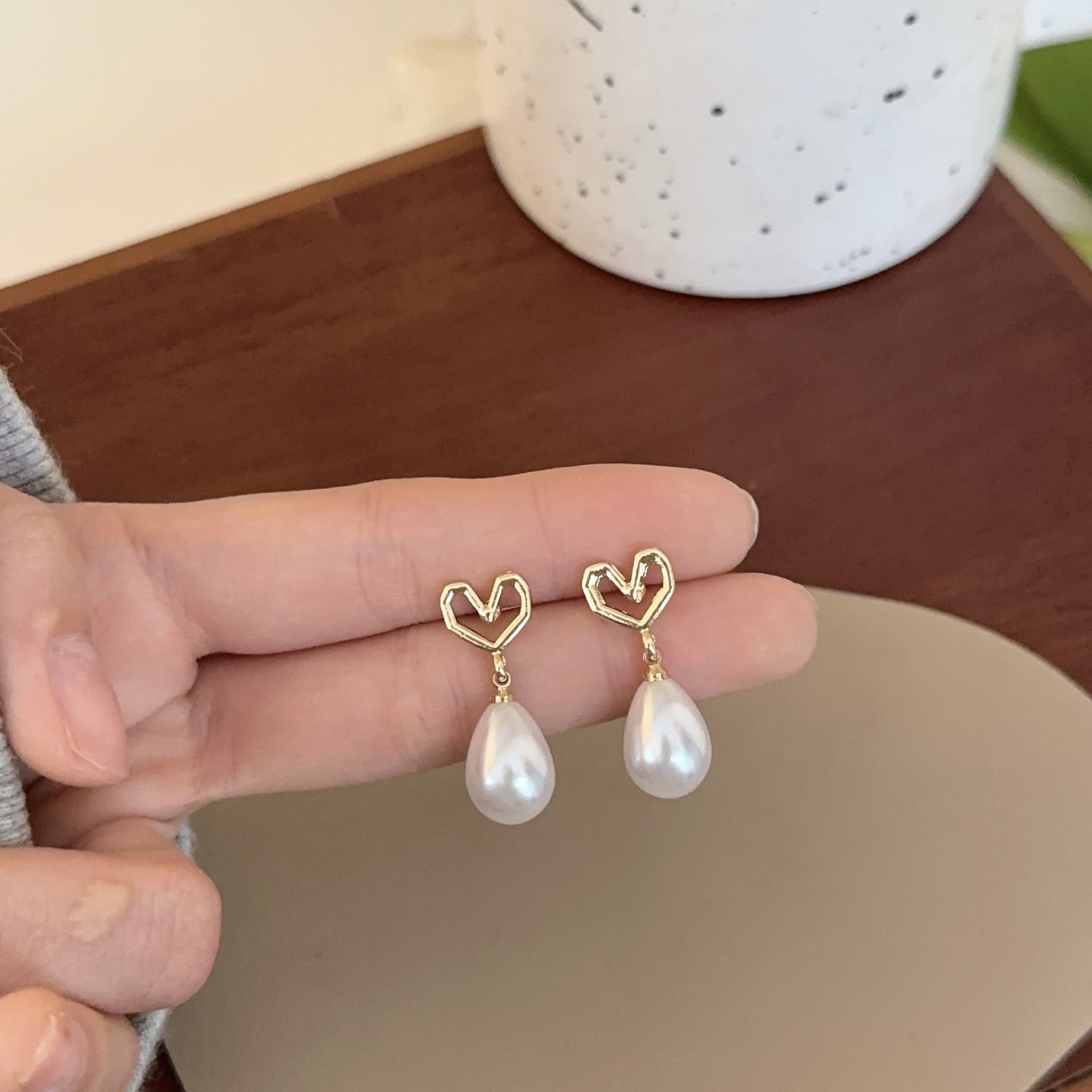 Silver Needle Love Earrings Heart shaped Small and Luxury Earrings