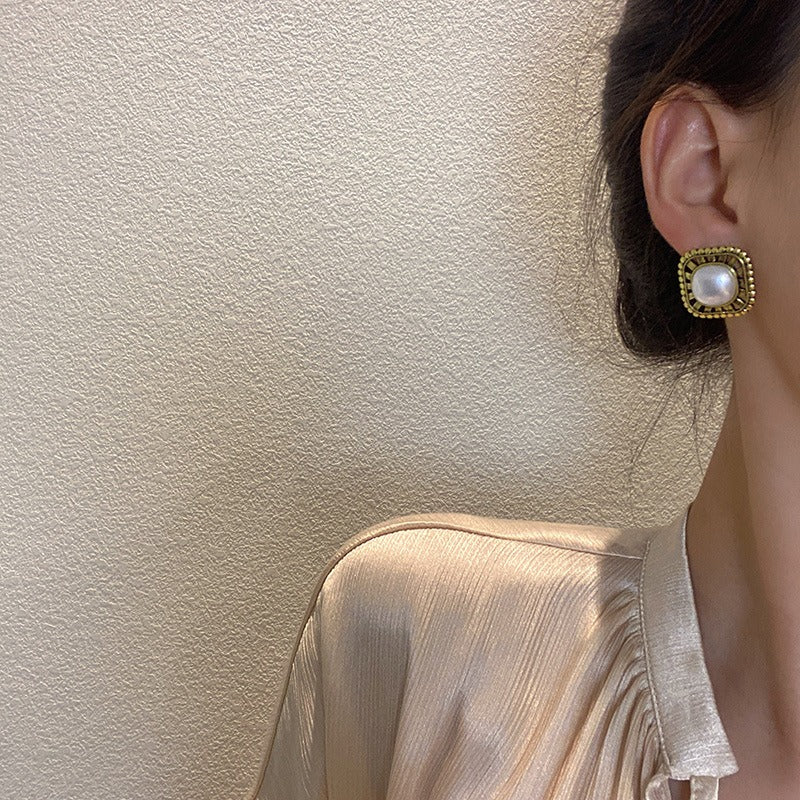 Slender earrings with a minimalist and high-end feel, and vintage earrings with a refined and sophisticated temperament