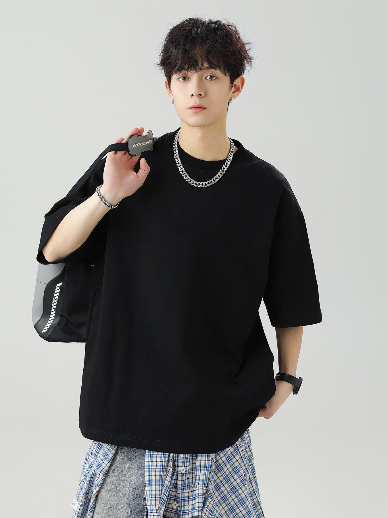 Solid-color basic round-neck T-shirt for couples, worn as an undershirt