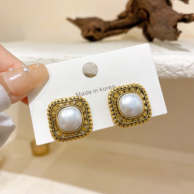 Slender earrings with a minimalist and high-end feel, and vintage earrings with a refined and sophisticated temperament