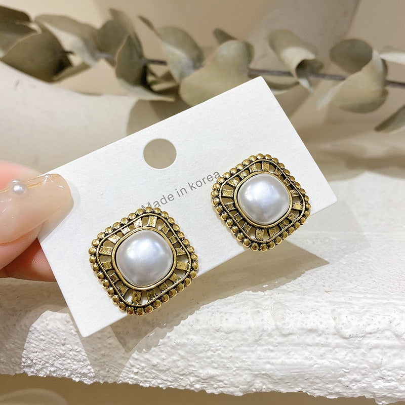 Slender earrings with a minimalist and high-end feel, and vintage earrings with a refined and sophisticated temperament