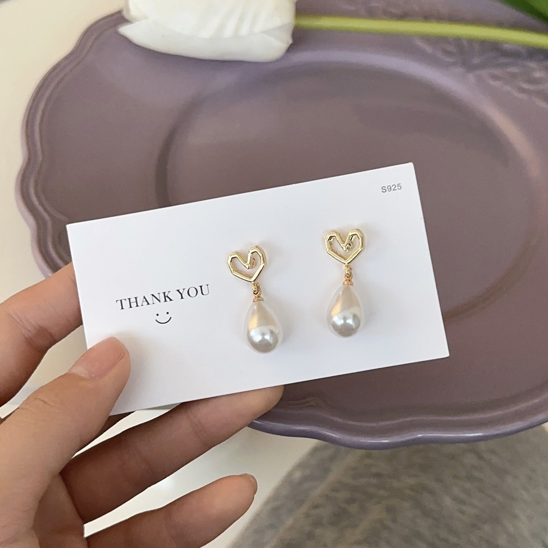 Silver Needle Love Earrings Heart shaped Small and Luxury Earrings