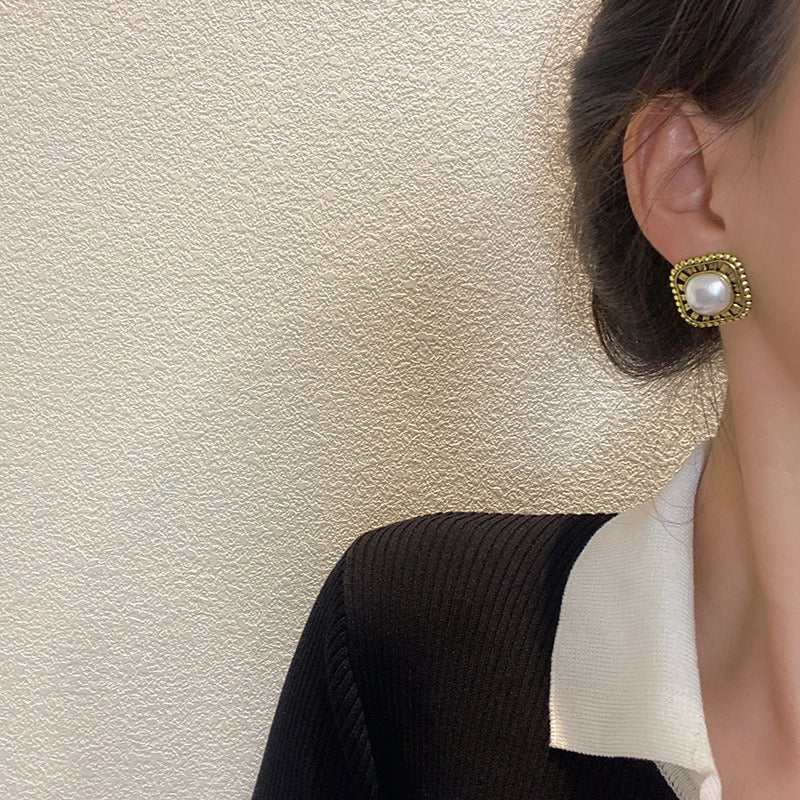 Slender earrings with a minimalist and high-end feel, and vintage earrings with a refined and sophisticated temperament